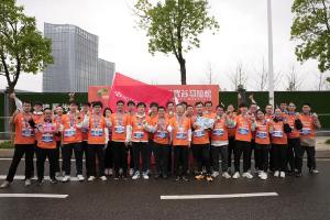 青春接力，向“光”奔跑，華工科技跑團(tuán)燃情2024光谷馬拉松